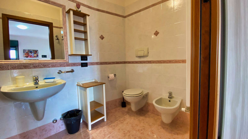 Bagno con WC e bidet