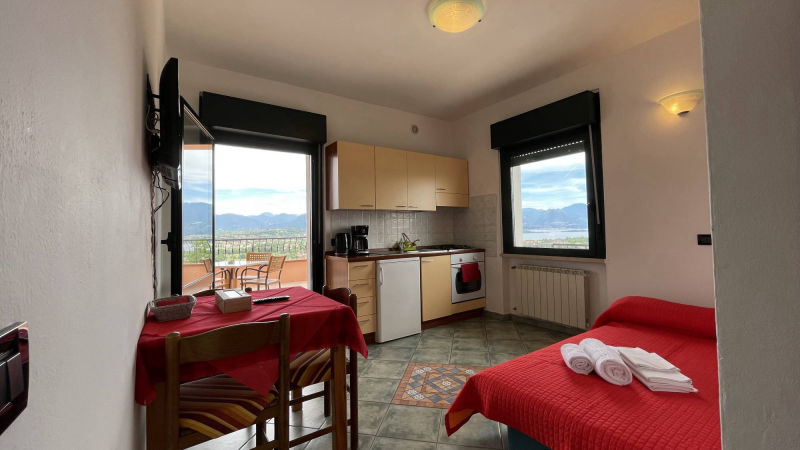 Soggiorno con terrazza vista lago e divano letto