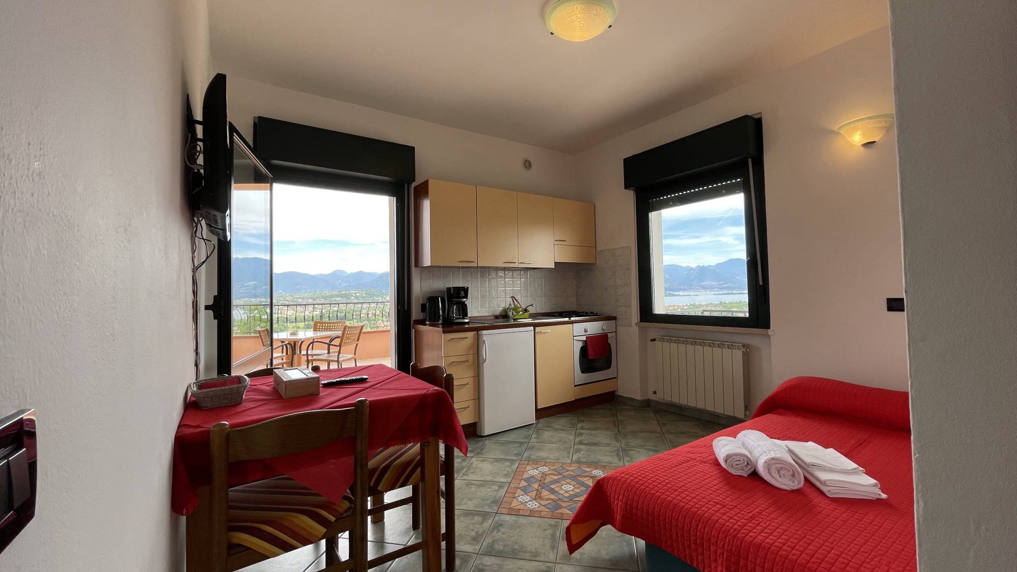 Soggiorno con terrazza vista lago e divano letto