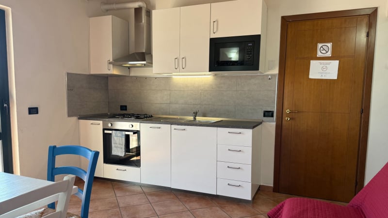 Cucina con lavastoviglie e microonde