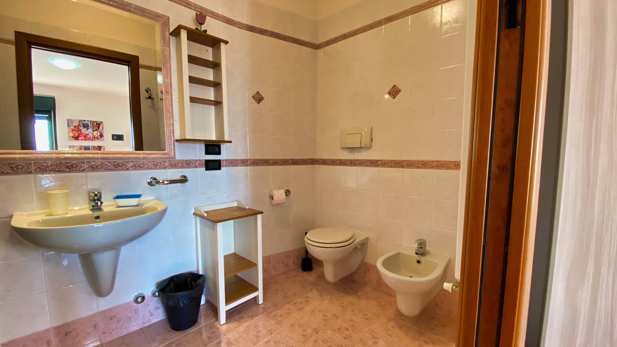 Bagno con WC, bidet e doccia