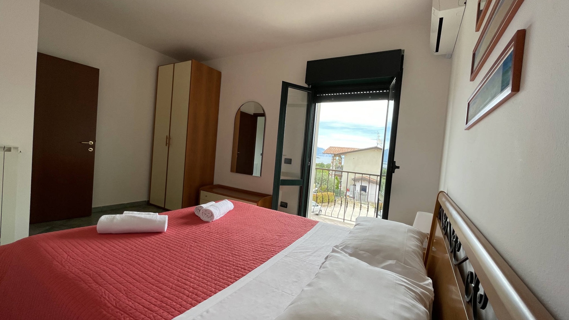 Camera da letto con balcone vista lago