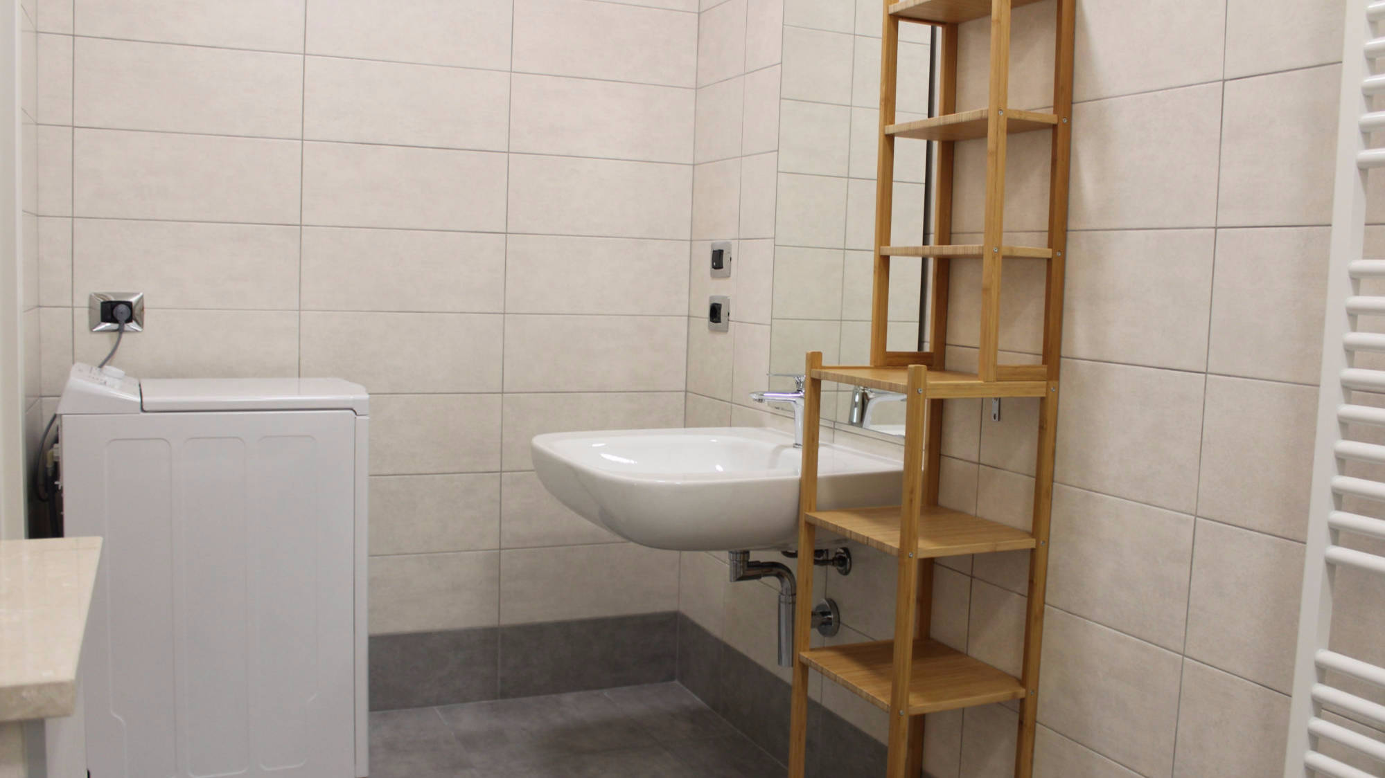 Bagno con WC, bidet, doccia e lavatrice