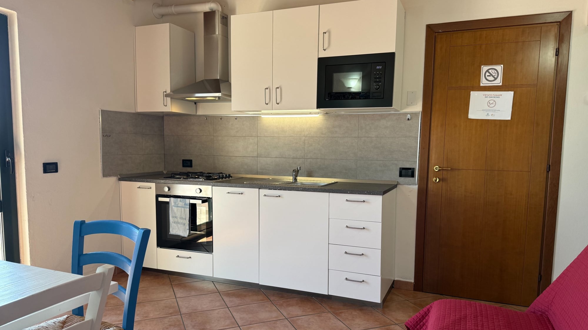 Cucina con lavastoviglie e microonde