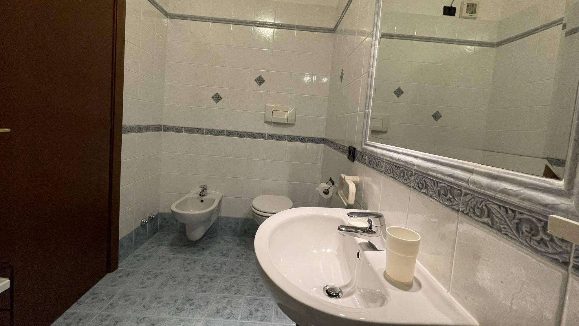 Bagno con WC, Bidet, Doccia e lavatrice